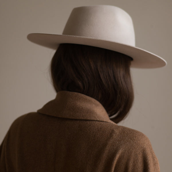 Sabellar.com / Light beige hat with rigid brim
