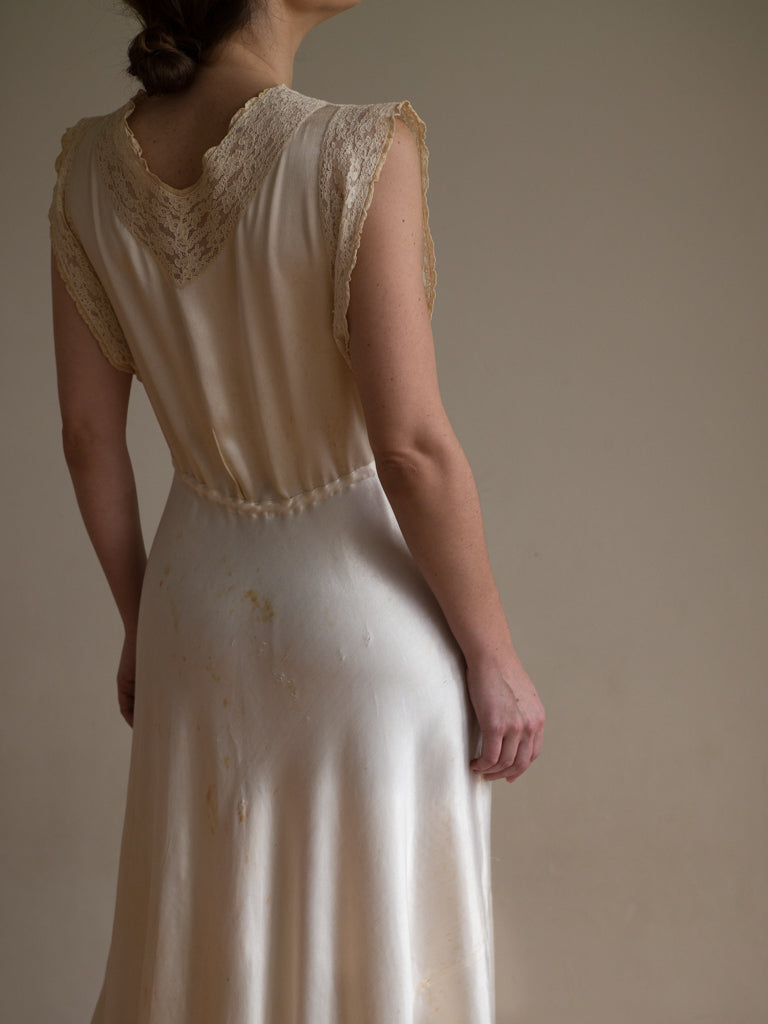 Sabellar.com / Vintage wedding nightgown embroidered and made of wild silk