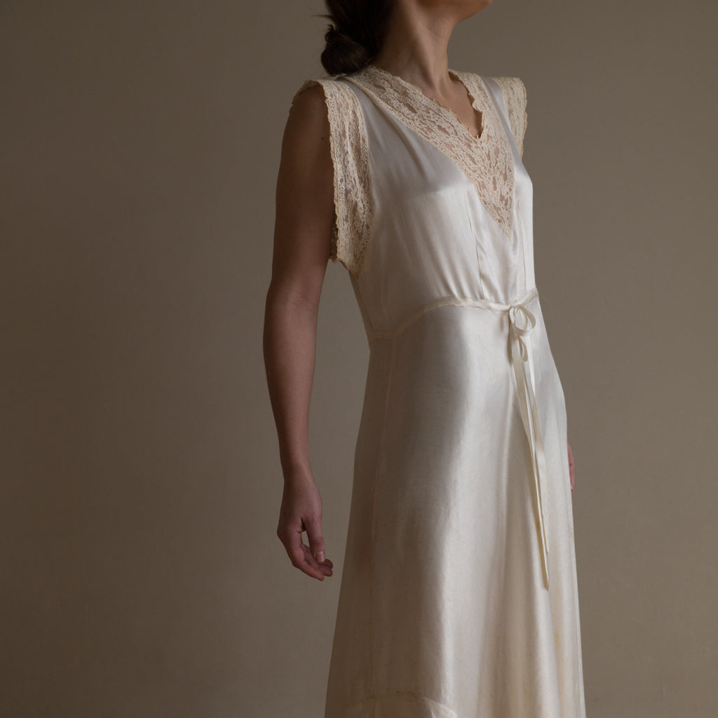 Sabellar.com / Vintage wedding nightgown embroidered and made of wild silk
